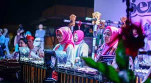 Pukau Wisatawan, Wagub Umi Rohmi Pimpin Srikandi NTB Mainkan Gamelan di Event Edu Camp Wellness of Sembalun