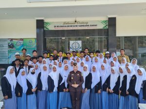 Puluhan Siswa-Siswi SMKN 1 Brang Ene Datangi Kejari Sumbawa Barat, Belajar Tupoksi Jaksa