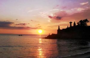 Pura Batu Bolong : Menatap Bali di Gerbang Senggigi