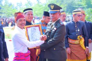 Jadi Salah Satu Tokoh Humanis, Ketua MIO Dompu Diberi Penghargaan Pada Moment Hari Sumpah Pemuda