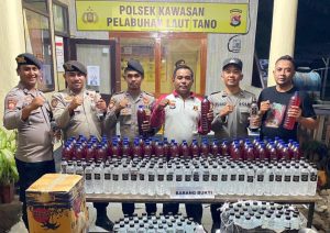 Polisi Amankan 504 Botol Miras Dari Bus Tiara Mas di Pelabuhan Poto Tano