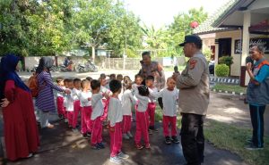 Kenalkan Profesi Polisi sejak Dini, Student Traveling TK Al Hikmah Disambut Kapolsek Bayan