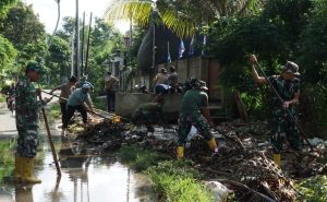 Mengantisipasi Banjir di Musim Hujan, Kodim 1606/Mataram Bersihkan Saluran Air