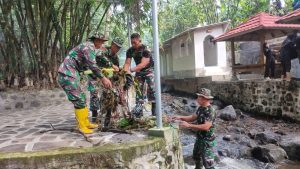 Antisipasi Banjir, Kodim 1615/Lotim Turun Bersihkan Aliran Sungai
