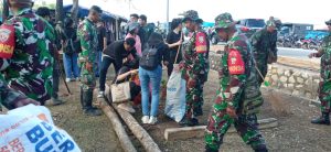 Dandim 1604/Kupang Ajak Masyarakat Dalam Kegiatan Karya Bakti Pengangkatan Sampah Di Selokan
