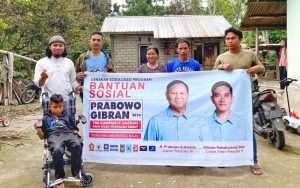 TKD Prabowo-Gibran NTB Beri Bantuan Kursi Roda Kepada Anak Lumpuh di Lombok Tengah