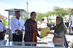 Pemda KLU Serahkan Sarana Usaha Untuk UMKM