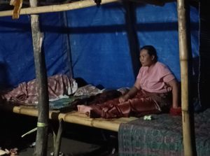 Pasca Dijanjikan Relokasi, Nasib Pedagang Pantai Duduk Lobar Kini Tidur di Gubuk Bambu Berdinding Tarpal