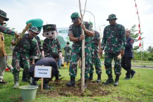 Manfaatkan Musim Hujan, Korem 162/WB Tanam Pohon di KEK Mandalika