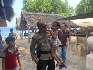 Gercep Polisi, Temukan Balita 3 Tahun Yang Dilaporkan Hilang di Pantai Nipah Saat Libur Tahun Baru