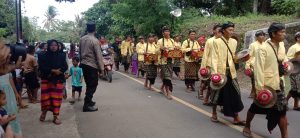 Personel Polsek Bayan Amankan Kegiatan Adat Gawe Belek di Desa Bayan