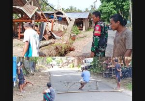 Gegara Tebang Pohon Berakibat Kabel Listrik Putus, Warga di Gunungsari Lobar Terpaksa Tutup Jalan