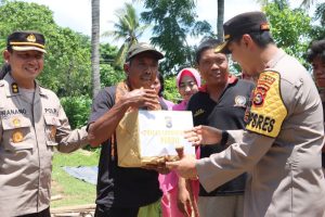 Kunjungi Korban Bencana Alam di Bayan, Kapolres Lombok Utara Laksanakan Psikologi Healing