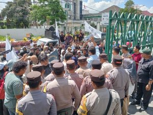 Gedor Bank NTB Syariah, Puluhan Massa Aksi Minta Usut Tuntas Kasus Korupsi dan Copot Dirut Serta Jajaran Direksi