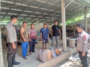 Gerebek Lokasi Penjualan Miras, Polisi Amankan Dua Pria dan Puluhan Botol Bir di Lombok Utara 