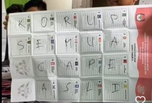 Viral! Kertas Suara DPR RI Tidak Dicoblos Malah Ditulis “Korup Semua Cape Asli”