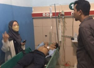 Na’as! Seorang Pengendara Motor di Lombok Utara Tertimpa Pohon Kelapa, Kondisinya Parah
