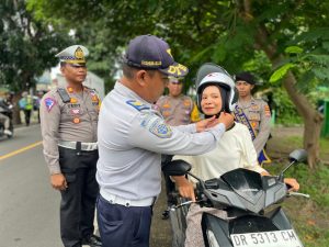Polres Lombok Utara Bagikan Helm dan Jaket Gratis, Tingkatkan Kesadaran Keselamatan Lalu Lintas 