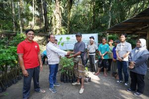 PT PLN Indonesia Power UBP Jeranjang Bagikan 500 Bibit Pohon Kemiri di Desa Giri Madia