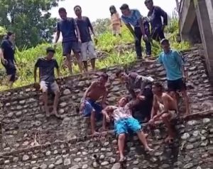 Satlantas Polres Lombok Utara Selamatkan Seorang Wanita Yang Depresi Usai Cekcok Dengan Suami