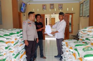 Polisi Amankan Kegiatan Pemda Lombok Utara Serahkan Bansos Beras Kepada Ribuan Warga