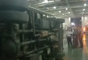 Cuaca Ekstrem, Truk Fuso Dalam Kapal Penyebrangan Bali-Lembar Terbalik
