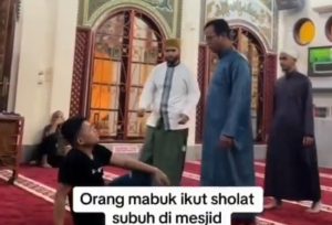 Pemuda Ini Diduga Mabuk Ikut Sholat Subuh di Masjid, Videonya Viral di Media Sosial