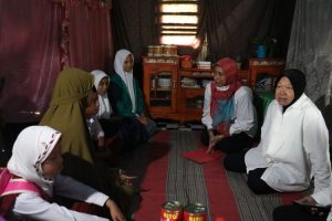 Lewati Jalan Curam Bebatuan, Mensos Risma Kunjungi Kakak Beradik Yatim Piatu di Sinjai