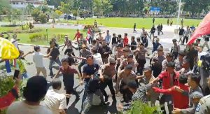 Demo Protes Anjlok Harga Jagung di Dompu Ricuh Dengan Polisi, Tiga Mahasiswa Dilarikan ke RSU