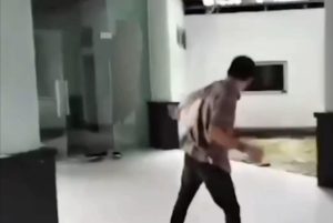 Video anggota DPRD Maluku Tengah mengamuk, pecahkan kaca kantor diduga gegara THR belum cair!