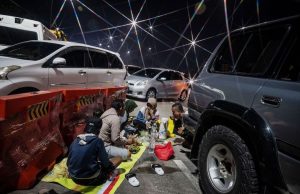 Potret Para Pemudik, Laksanakan Sholat Hingga Sahur di Jalan Karena Macet
