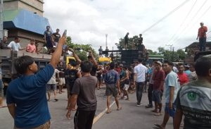 Protes Pungli Pajak MBLB, Ratusan Supir Truk Blokir Jalan Negara di Lombok 