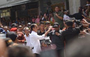 Kunjungi Pasar Seketeng Sumbawa, Jokowi Beri Bantuan Tunai Kepada Pedagang