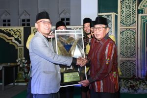 Bupati Lombok Utara Serahkan Piala Juara Umum MTQ Ke-10 Tingkat Kabupaten