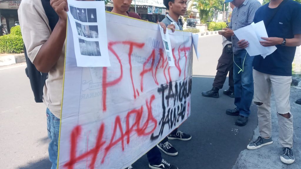 Minta Tanggungjawab Ratusan Rumah Rusak Akibat Blasting, AP3 NTB Demo PT. Amman Mineral