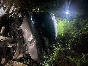 Sebuah Mobil Tabrak Pembatas Jalan di Teluk Nare, Unit Lantas Polsek Pemenang Cek TKP