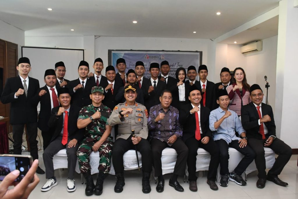 Panwascam Se-KLU Resmi Dilantik, Bupati Djohan Harap Pilkada Berlangsung Aman
