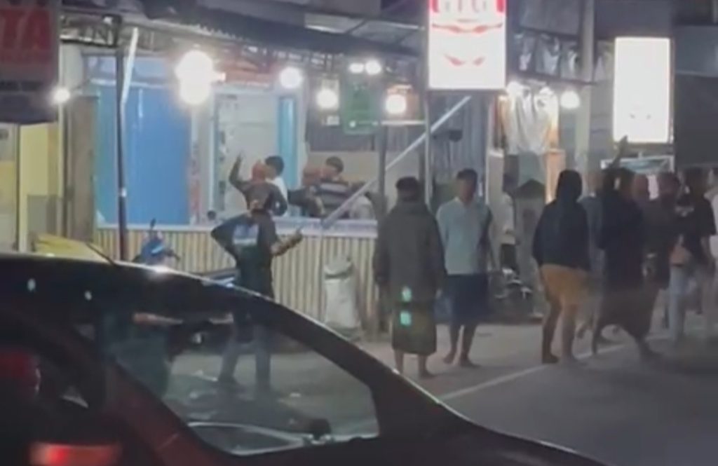 Video Detik-detik Puluhan Orang Serang Warga Meninting Lobar, Dua Orang Kena Bacok