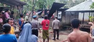 Anggota Polsek Pemenang Sigap Evakuasi Rumah Terbakar di Dusun Sumur Mual KLU
