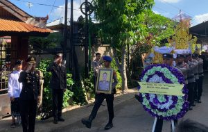 Beri Penghormatan Terakhir, Polres Lombok Utara Gelar Upacara Pemakaman Briptu Yoga