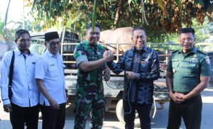 PJ Walikota Bima Serahkan Hewan Kurban kepada Dandim 1608/Bima di Masjid Al Jihad