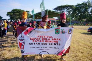 Semarakkan HUT ke-16, Bupati Lombok Utara Kick Off Festival Sepakbola Anak Dayan Gunung