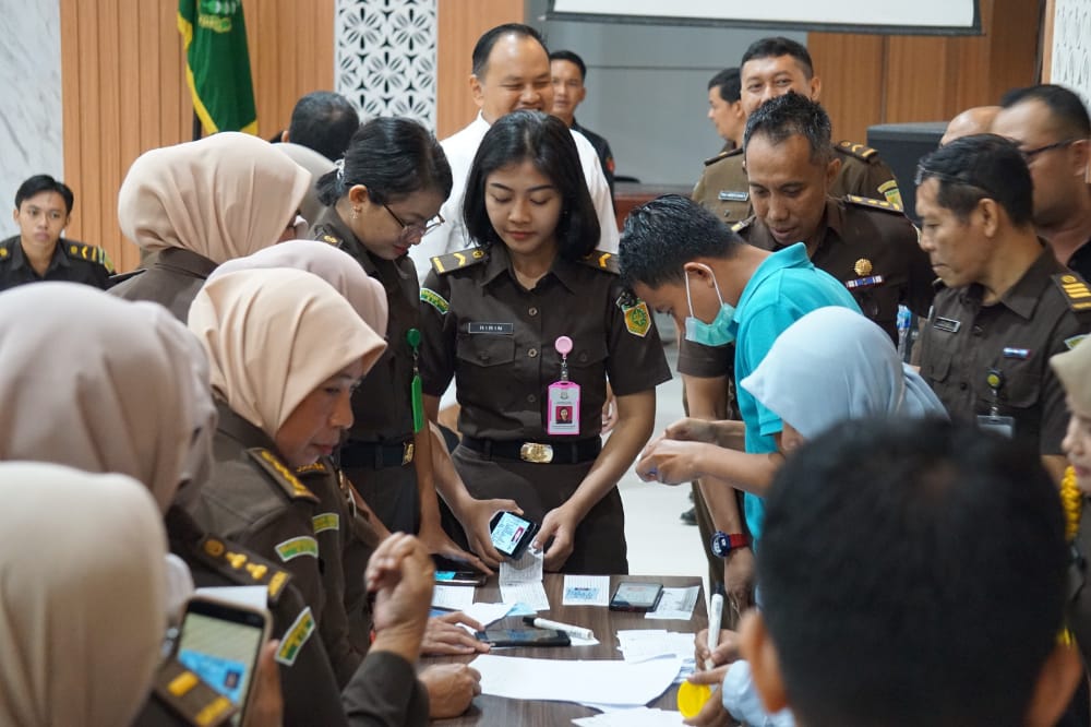Ratusan Pegawai Kejati NTB Lakukan Tes Urine Secara Mendadak