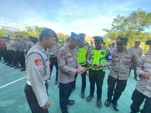 Pastikan Tidak Ada Aplikasi Judi Online, Kapolres Lombok Utara Cek Handphone Anggota Secara Mendadak