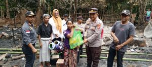 Polsek Kayangan Lombok Utara Salurkan Bantuan Untuk Korban Kebakaran