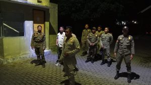 Satuan Polisi Pamong Praja Melakukan Pengaman Kedatangan Jamaah Haji Lombok Utara