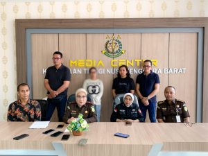 Mangkir Dari Panggilan, Saksi Kasus Korupsi Dana PNPM Kecamatan Kediri Dibawa Paksa Tim Kejati NTB
