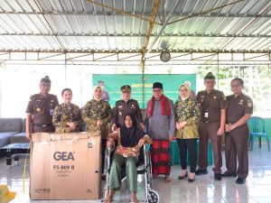 HUT ke-64 Adhyaksa dan HUT ke-24 IAD, Kajati NTB dan Ketua IAD Wilayah NTB Bagikan Bantuan Ratusan Kilo Beras dan sembako di Dua Pesantren