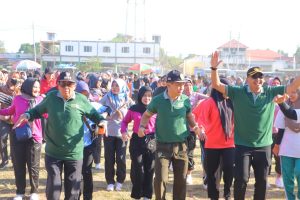 Kapolres Laksanakan Olah Raga Bersama Sambut HUT KLU Ke 16 dan HUT RI ke 79