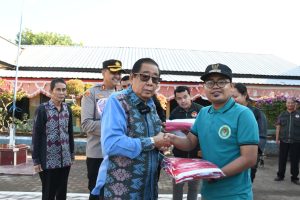 Bupati Lombok Utara Serahkan Bantuan Bendera Merah Putih Kepada Para Kades Semarakkan 17 Agustus 